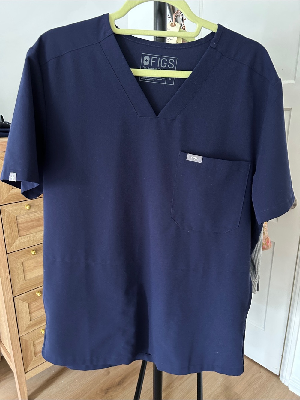 Figs Men’s Scrub Top. Size medium. PTP 22”. Excellent condition. Navy